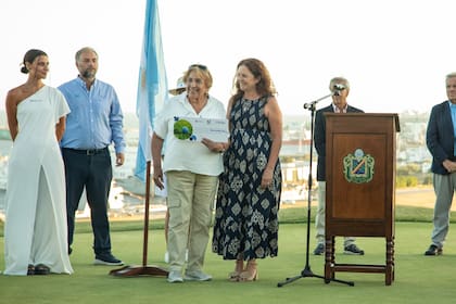 Adriana Arias, directora de Comunicaciones y Sustentabilidad de Zurich Argentina, entregó el cheque por el "Hoyo Solidario" a María Esther Abraham, fundadora de ASDEMAR.