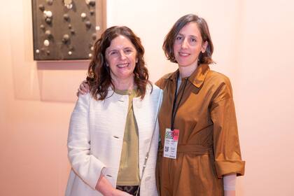 Adriana Arias, Head of Communications & Sustainability de Zurich Argentina, junto a la curadora Sofía Dourron.
