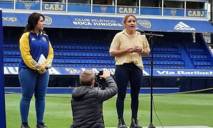 Adriana Bravo (frente al micrófono) era vicepresidenta tercera de Boca y Presidenta del Departamento de Inclusión e Igualdad del club cuando Florencia Marco presentó la denuncia interna por abuso sexual contra Jorge Martínez, entonces DT de las Gladiadoras. (Twitter @BocaJrsOficial)