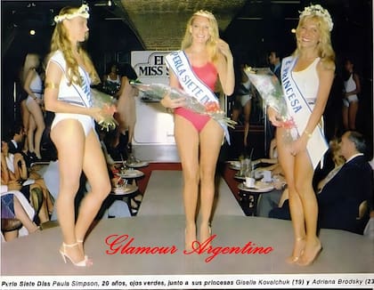 Adriana Brodsky fue segunda princesa y le tocó coronar a la reina para el certamen organizado por Perla Siete Días. Crédito: Glamour Argentino