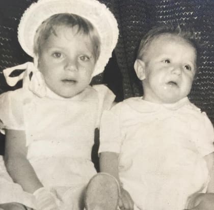 Adriana Brodsky junto a su hermano Javier