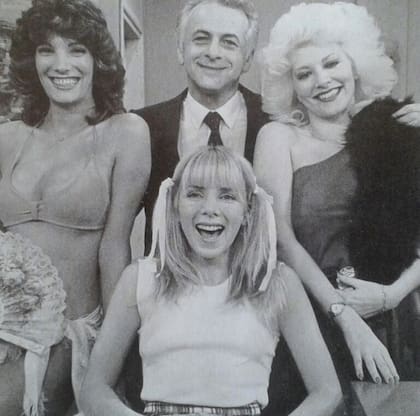 Adriana Brodsky (sentada) junto a Sofovich, Luísa Albinoni y Noemí Alan