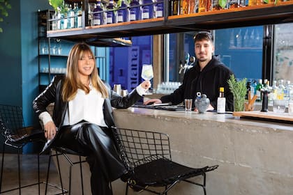 Adriana Brodsky y su hijo en su restaurante Fontana