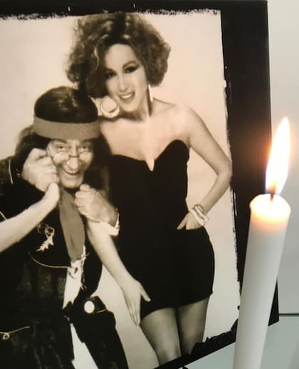 Adriana Brodsky y una vela encendida por ella misma para el hombre que le cambió el destino, El Negro Olmedo, y para Beatriz Salomón, a quien quiso con el alma