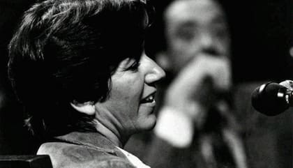 Adriana Calvo de Laborde en pleno testimonio en el Juicio a las Juntas; su declaración concluyó después de la medianoche, en la madrugada del 30 de abril de 1985