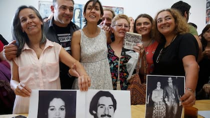 Adriana con fotos de sus padres, Edgardo Garnier y Violeta Graciela Ortonali