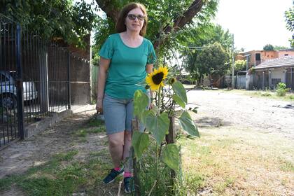 Adriana Degeneve es "madrina" de un girasol morado, que reproduce en la puerta de su casa junto a la Red de Huertas Comunitarias