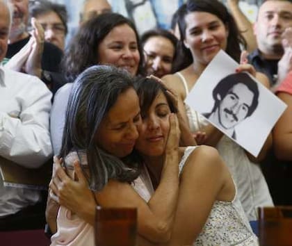 Adriana es abrazada por su tía