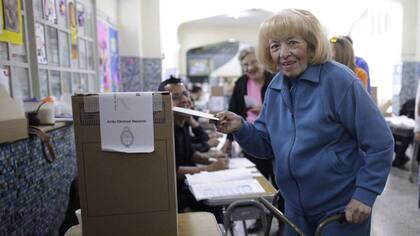 Adriana Fernández de 88 años, fue a votar para dar el ejemplo a los jóvenes