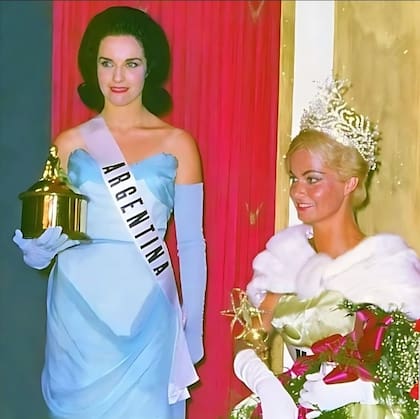 Adriana Gardiazabal, junto a la reina