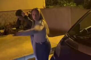 La chocaron, se bajó del auto y sufrió una brutal agresión por ser latina