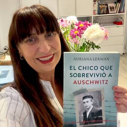 Adriana Lerman con su libro El chico que sobrevivió a Auschwitz, sobre la vida de un familiar suyo, Levi Lerman, que pudo salir con vida del holocausto nazi
