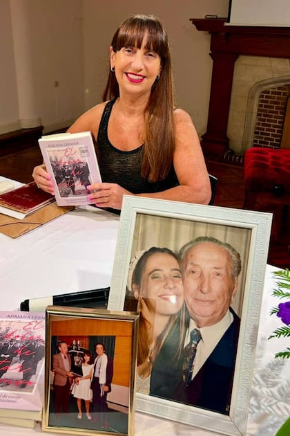 Adriana Lerman con su libro El dolor de estar vivo y un retrato junto a su abuelo Salomón