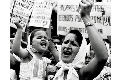 Adriana Lestido, "1982 - Una madre y su hija durante la Marcha por la vida realizada en octubre. Una de loas consignas: el reclamo por los desaparecidos", 1982