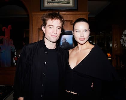 Adriana Lima fue otra de las famosas que posó junto al actor en la recepción organizada por Dior en la capital francesa por la película Mickey 17