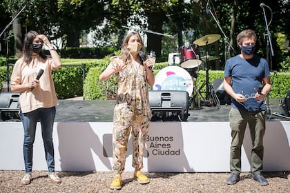 Viviana Cantoni, subsecretaría de Gestión Cultural, anuncia la temporada de verano para chicos en los jardines del Museo Larreta, junto a Adriana Martínez Bedini, vicepresidenta del Consejo de los Derechos de Niñas, Niños y Adolescentes), y por el ministro de Cultura de la Ciudad, Enrique Avogadro