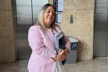 Adriana Mónica Nechevenko, la escribana de Adorni, llega a los tribunales de Comodoro Py