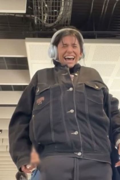 Adriana Ocampo con parte de la ropa de su valija puesta