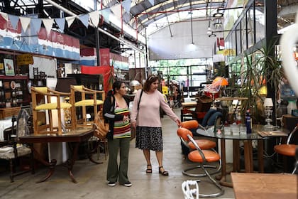 Adriana recorre el barrio con una de las mujeres con discapacidad a las que asiste