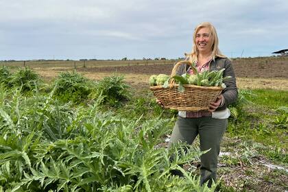 Adriana Ricetti cultiva alcauciles en su campo a las afueras de La Plata.