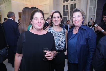 Adriana Rosenberg, presidente de Fundación Proa, Mónica Gancia y Joaquina Testa

