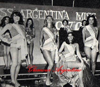 Adriana Salgueiro, coronada reina; Graciela Cánovas, a la izquierda, como princesa