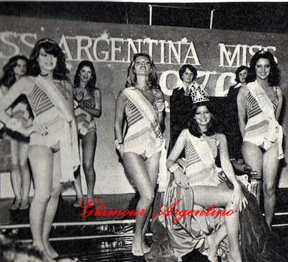 Adriana Salgueiro, coronada (sentada) rodeada de las princesas. Crédito: Glamour Argentino.