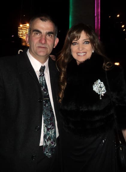 Adriana Salgueiro junto a Marcelo González, experto en concursos de belleza y editor de la página de Fcebook Glamour Argentino