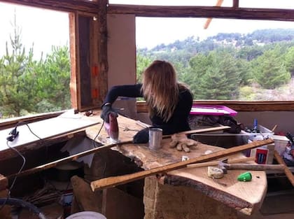 Adriana se preparó para dejar de vivir en las grandes urbes susceptibles a lo que se vendrá (grandes crisis energéticas, contaminación ambiental, escasez de agua) y vivir en la montaña.