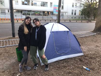 Adriana Silva e Ivana Zuazo junto a su carpa, sobre Figueroa Alcorta