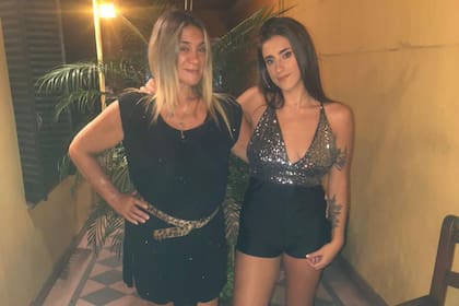 Adriana, su madre, la acompaña constantemente en su carrera