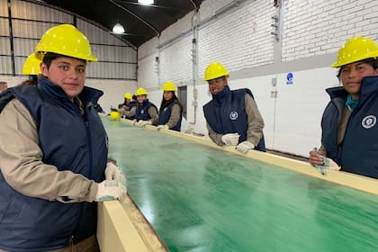 Adriana Videla y Jaquelina Rojas trabajan en la cinta separadora de RSU -cartón, plástico, vidrio, latas- en la planta