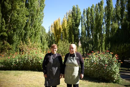 Adriana y Nancy Salas, dos mujeres que viven en el interior del parque desde antes que fuera territorio protegido, cocinan el menú