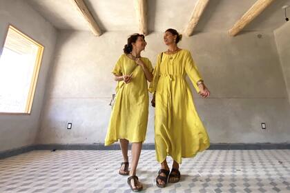 Adriana y su amiga Dolores Barreiro, con la obra apenas terminada. "Me ayudó un montón. No sólo con su mirada esteta, sino también taladro en mano, colgando cortinas, y poniendo tornillos allí donde fuera necesario"