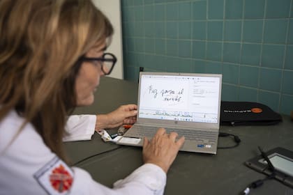 Adriana Ziliotto, psicóloga y perito grafóloga, con el software que utiliza para analizar la escritura.