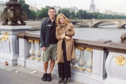 Adrianne Shelly  junto a su esposo, quien impulsó la investigación de su muerte (Foto archivo documental Adrianne)