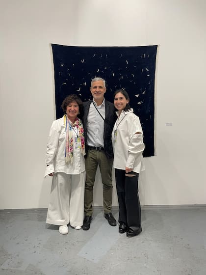 Adriano Pedrosa, curador de la próxima edición de la Bienal de Venecia, con Orly Benzacar y Mora Bacal, con obra de Jazmín López