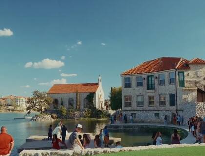 Adriatica Village se encuentra a orillas de un pequeño lago