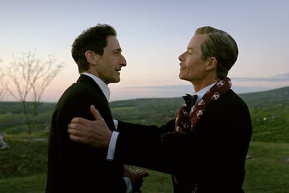 Adrien Brody, izquierda, y Guy Pearce en una escena de "The Brutalist". (Lol Crawley/A24 via AP)