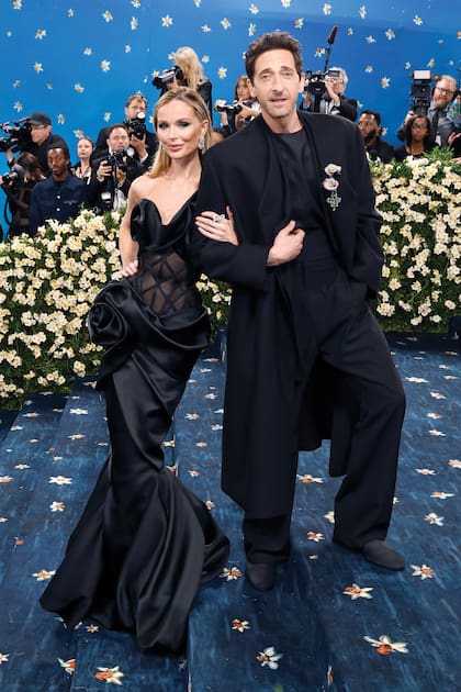 Adrien Brody y la
diseñadora Georgina
Chapman también
estuvieron presentes.
La fundadora de Marchesa
llevó un modelo de su firma
mientras que el actor optó por un total
black de tapado y traje.