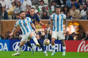 Adrien Rabiot marca a Lionel Messi durante la final del Mundial de Qatar 2022 entre las selecciones de Argentina y Francia