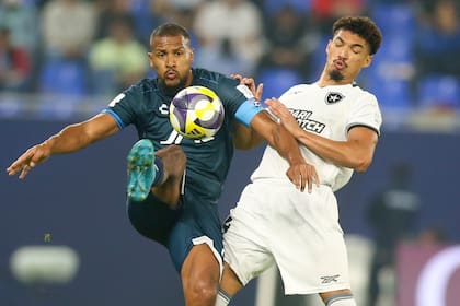 Adryelson, del Botafogo, disputa un balón con Salomón Rondón, del Pachuca, en un partido de la Copa Intercontinental, disputado el miércoles 11 de diciembre de 2024, en Doha (AP Foto/Hussein Sayed)