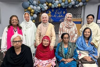 Adultas mayores participan como profesoras de cocina y costura en el campamento de verano intergeneracional (FB/Olive Comunity Services)