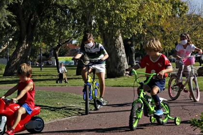 Adultos con sus hijos salieron durante la tarde del sábado a recorrer el Parque Saavedra