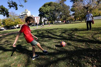 Adultos con sus hijos salieron durante la tarde del sábado a recorrer el Parque Saavedra