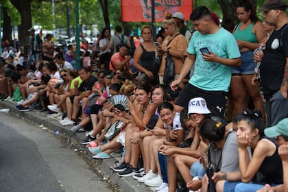 Adultos jóvenes: uno de los sectores que más perdió con el ajuste del Gobierno