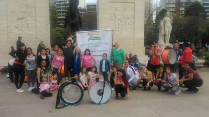Adultxs por los Derechos de la Infancia en una acción de visibilización en el Día de la Primavera