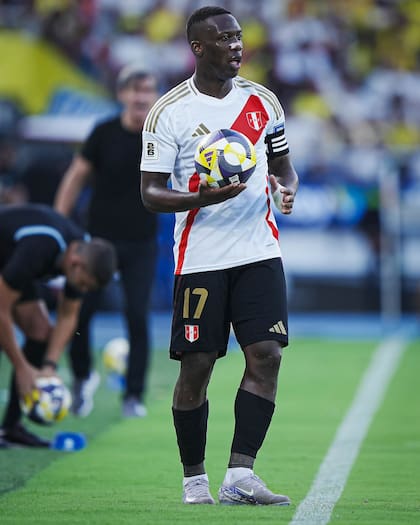 Advíncula se sumará luego de concluir su participación con Perú.