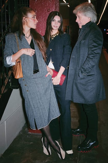 Adwoa Aboah, Emily Ratajtowski y Jon Bon Jovi, a pura charla