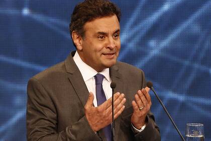 Aecio Neves durante el el primer debate presidencial en Brasil